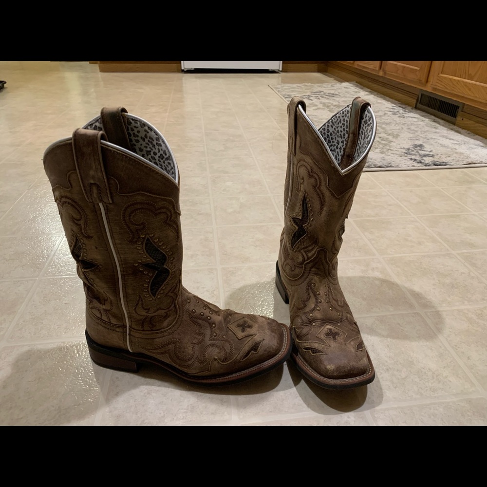 Womens size 7  Laredos Cowboy boots